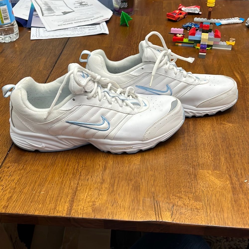 NIKE 318171-111 size 11.5, Women’s Walking rolling rail sneaker, shoe, trainer